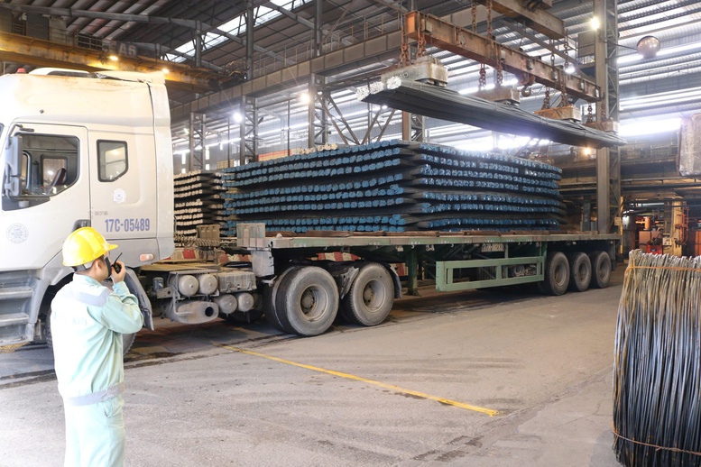 Kỷ lục 25.000 tấn thép xuất hành đầu xuân, nhà máy Hòa Phát ‘đỏ lửa’ xuyên Tết