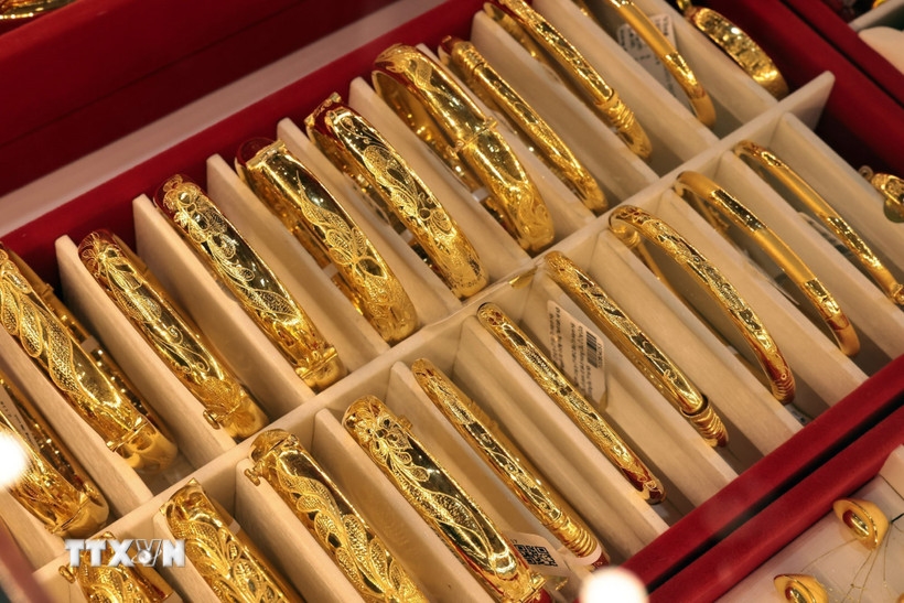 Giá vàng hôm nay (trưa 31-3): Tiếp tục tăng mạnh