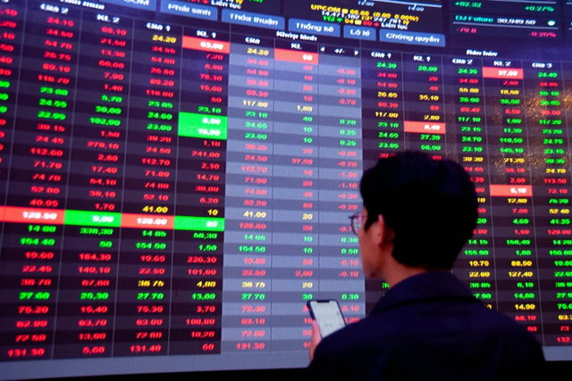 Thị trường chứng khoán liên tục giảm điểm, nhà đầu tư có nên ‘bắt đáy’?