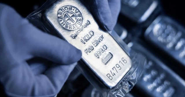 Ồ ạt đổ tiền bắt đáy, 265 tấn bạc về kho một tổ chức chỉ trong 1 đêm