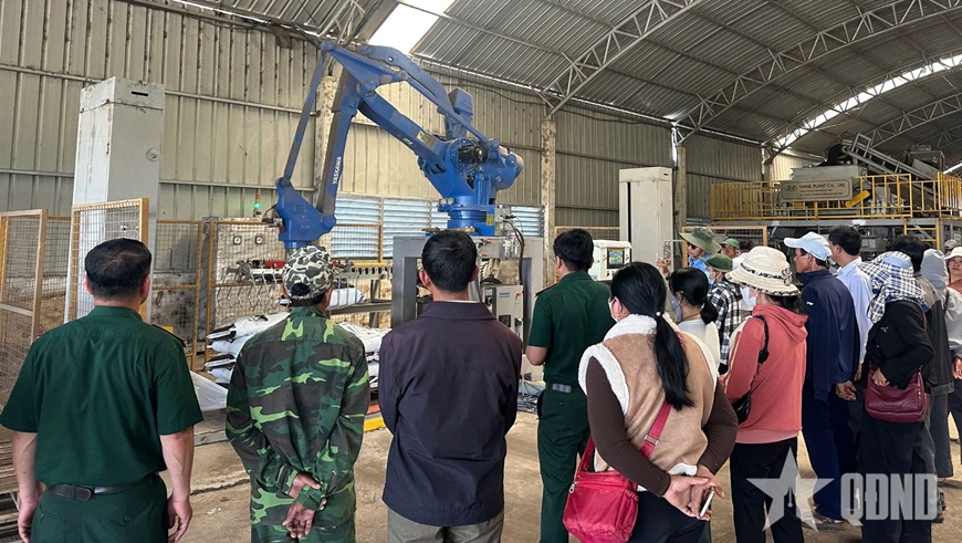 Trung đoàn 726 tham quan, học tập mô hình sản xuất phân bón hữu cơ