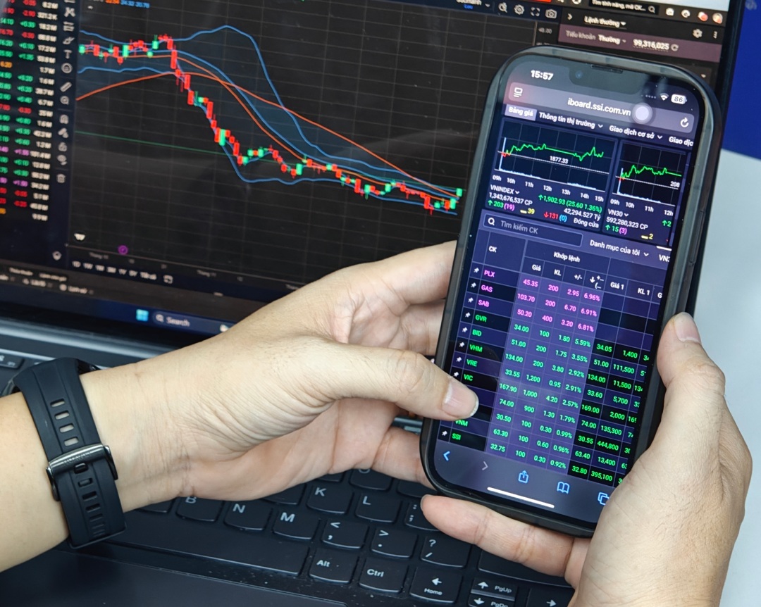 ‘Sóng’ nâng hạng chứng khoán đối đầu áp lực giá dầu