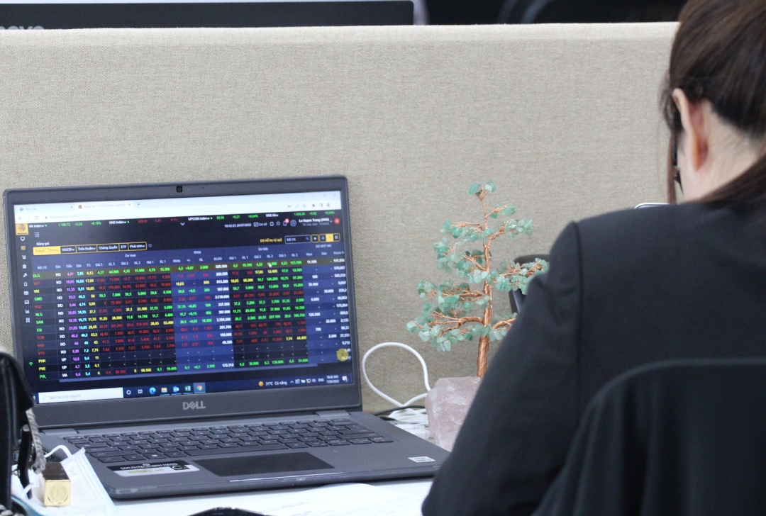 Nhà đầu tư chứng khoán lo ngại lạm phát nhưng vẫn ‘đãi cát tìm vàng’