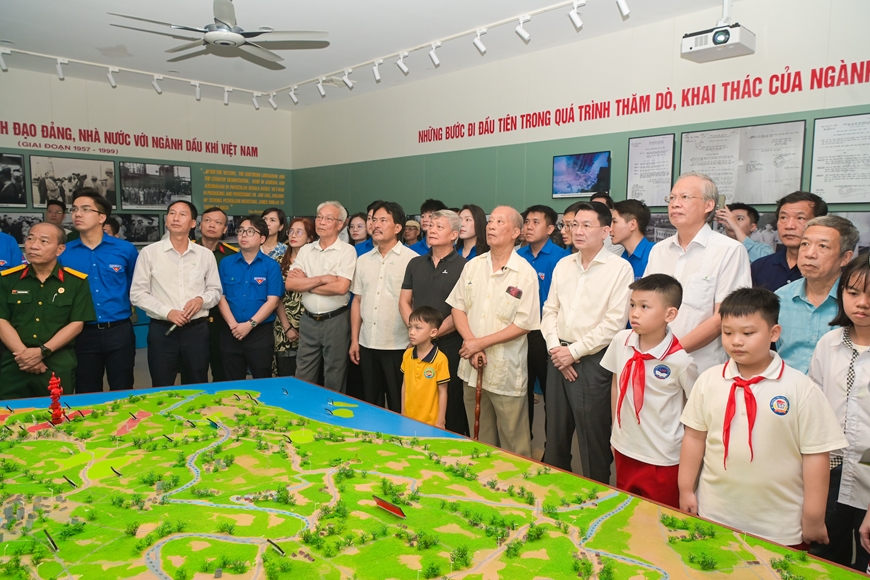 Hành trình năng lượng kỷ niệm 45 năm ngày khai thác dòng khí đầu tiên