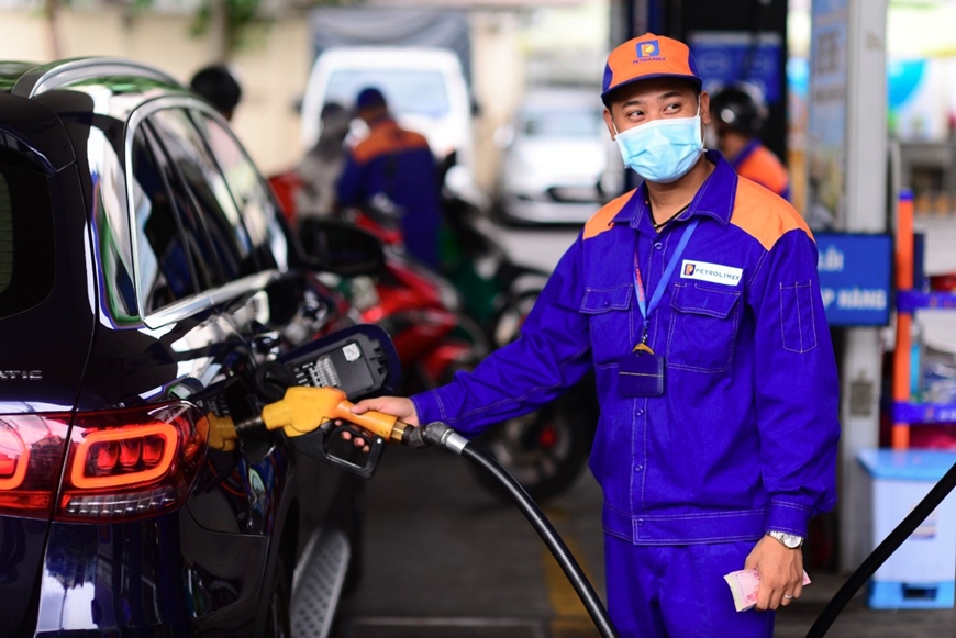 Từ chiều nay (9-4), giá xăng dầu đồng loạt giảm sâu, dầu diesel giảm gần 10.000 đồng/lít