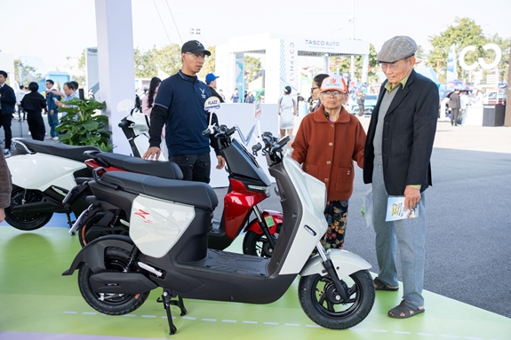 Học sinh mê VinFast ZGoo: Nhỏ gọn, màu đẹp, đi học chuẩn gu Gen Z