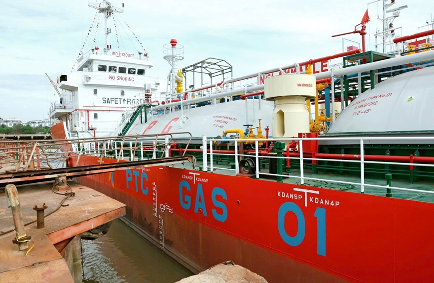 Bàn giao tàu chở khí hóa lỏng LPG 1.700m³ và tàu chở hàng tổng hợp 6.600 tấn