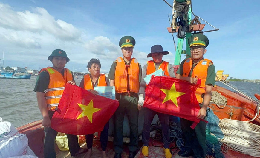 Đồn Biên phòng Bình Châu: Tuyên truyền pháp luật, hỗ trợ ngư dân bám biển