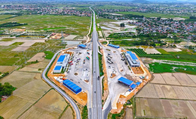 Bài học lớn từ việc ‘cao tốc chờ trạm dừng nghỉ’