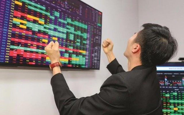 Một cổ phiếu chứng khoán “bốc đầu” tăng kịch trần sau khi báo lãi quý 2 đột biến
