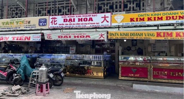 Người dân xếp hàng bán vàng, chịu lỗ cả chục triệu đồng/lượng: Khi nào kết thúc?