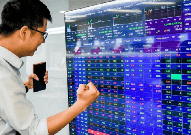 Chứng khoán tuần qua: Thị trường “bùng nổ” phiên cuối tuần, 27 cổ phiếu được thêm mới vào FTSE All-Cap