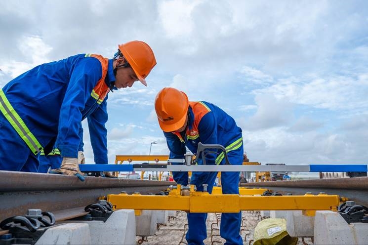 Tuyến đường sắt nhẹ đầu tiên tại Phú Quốc triển khai lắp đặt đường ray