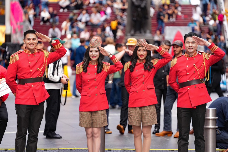 Tiếp viên Vietjet mang sắc màu Việt Nam đến New York