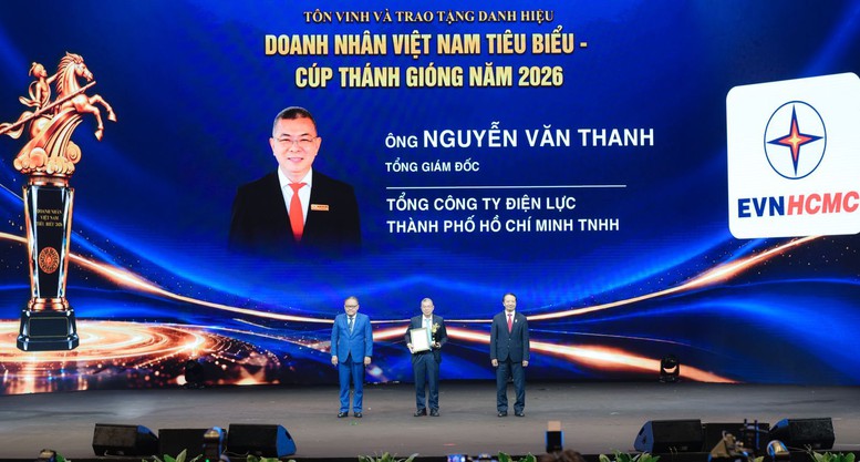 Tổng Giám đốc EVNHCMC được vinh danh “Doanh nhân Việt Nam tiêu biểu – Cúp Thánh Gióng”