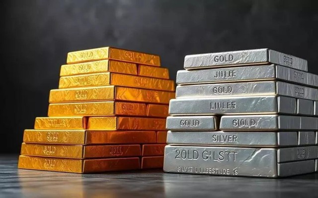 Vàng rơi gần 4%, bạc mất 6%, loạt cá mập mạnh tay “gom hàng”