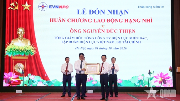 EVNNPC đón nhận Cờ thi đua của Chính phủ